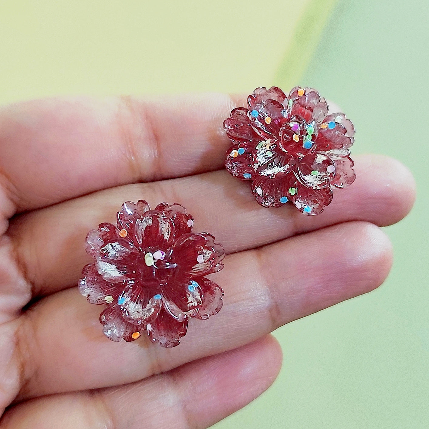 Artisan-crafted red flower stud earrings in glossy resin – festive and eye-catching accessory for any outfit