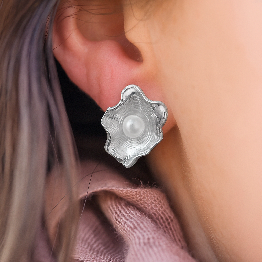 Silver-plated anti-tarnish floral earrings with wavy petals and central pearl – elegant women’s stud jewelry